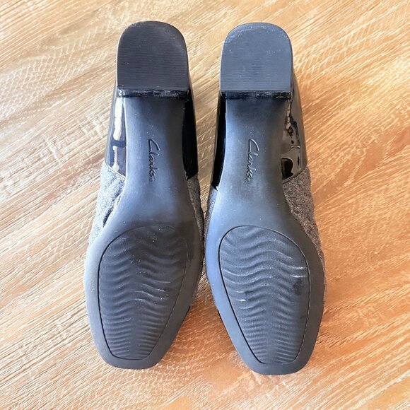 Clarks Closed Toe Pumps - Picture 4 of 5